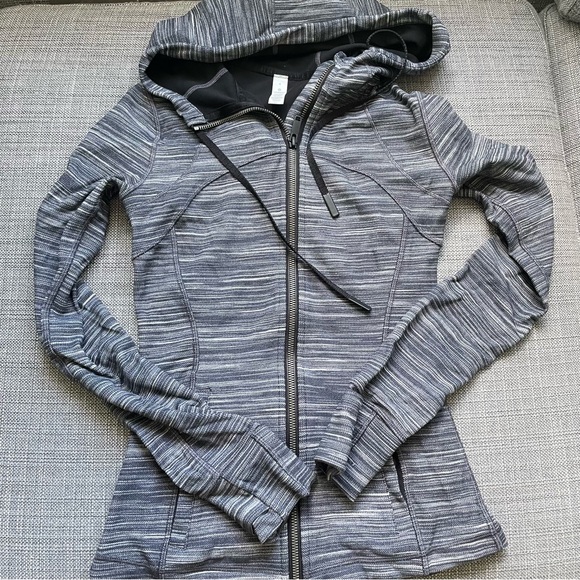 • EUC LULULEMON HEATHERED BLACK STRIPE GRAY HOODED DEFINE JACKET SIZE 4 - Picture 5 of 5